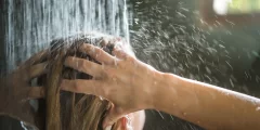 هل غسل الشعر بالماء البارد أو الساخن يسبب تساقطه؟